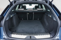 荷室容量は5人乗車時で673リッター。