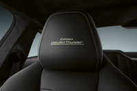 ヘッドレストに「Edition Golden Thunder」の刺しゅうが入れられる。
