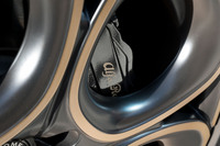 試乗車は2025年9月に日本で発売された特別仕様車「インテンサ」。カタログモデルとは異なる意匠が特徴で、外装ではゴールドダイヤモンドカット仕上げの20インチホイールやブラックのブレーキキャリパー(ゴールドロゴ入り)が採用される。