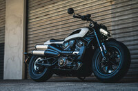 まずはなによりアグレッシブなスタイリングが目を引く「スポーツスターS」。インポーターの関係者によると、日欧ブランドのモデルに乗るライダーからも、引き合いが多いという。