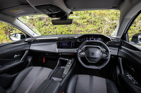 小径ステアリングホイールの上からデジタルメーターを見るように設計されたプジョー独自の「iコックピット」は、「ハイベント」と呼ばれる乗員のフェイスレベルにエアコンの吹き出し口を配置するデザインに一新された。