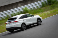 クローズドコースを走る新型「ハリアー」のプロトタイプ。動的質感の開発は、「雅(みやび)」という言葉をコンセプトに進められた。