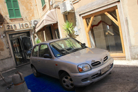 小さな広場に突如2代目「日産マイクラ」が!