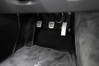 フットスペースは一見広そうに見えるが、実はかなりタイト。ブレーキを踏んだ際に一緒にアクセルも踏んでしまう……ということがままあった。