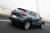 サスペンション形式は「マツダ3」と同じで、フロントがマクファーソンストラット式、リアがトーションビーム式。高めの車高に合わせたセッティングが施されている。