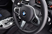 「218iグランクーペMスポーツ」は「Mスポーツステアリング」を標準装備。操舵に対して常に最適な切れ角が得られるよう制御される。
