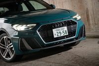 六角形のグリルが目を引くフロントまわり。グリル上部の3連のスリットは、往年の名車「スポーツクワトロ」をオマージュしたものだ。