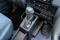 トランスミッションは6段AT。レバー操作での手動変速が可能で(シフトパドルはない)、また雪道など滑りやすい路面での発進に備え、「セカンドスタートモード」も用意されている。