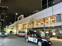 旧KK線の下では、従来どおり飲食店が営まれていた。