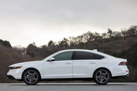 ボディーサイズは先代よりも70mm余り拡大してほぼ5mに。オーバーハングの長さが際立っている。