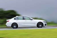 リミッターが作動する5000rpmまで、ディーゼルとは思えないほどストレスなく吹け上がるエンジン。ノイズや振動も見事に抑え込まれている。