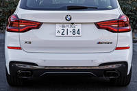 「X3 M40d」は、ディフューザー機能を持ったリアエプロンを標準装備。スクエアタイプのテールパイプフィニッシャーも専用アイテムとなっている。