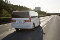 下部構造をストレートラダー型としたモノコックボディーを採用。さらに、下部構造と各ピラーを結合した環状構造とすることで剛性を高めている。