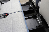 後席の座面の下には、初代と同じく引き出し式の収納「置きラクボックス」を採用。片手で展開できるよう、設計が変更されている。