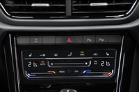 エアコンの操作パネルがセンターディスプレイから独立しているスタイルは、フォルクスワーゲンの一世代前のデザイン。ただし、直感的に操作できるという点ではむしろこちらのほうが使いやすい。