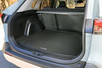 ラゲッジルームの容量は580リッター(デッキボード下段時)。後席の6:4分割可倒機構や、床面の高さを2段階で調整できるデッキボードなどを備えている。(写真=荒川正幸)