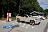 関越道の赤城高原SAに立ち寄り、急速充電を行った。「EX90プラス ツインモーター パフォーマンス」の一充電走行距離(WLTCモード)は650kmと発表されている。
