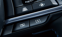 パワートレインの特性を変化させる「SI-DRIVE」は全車に標準装備される。写真は、ステアリングスポーク部の操作スイッチ。