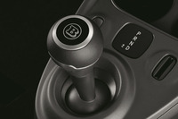 アルミと本革で仕上げられた専用シフトノブを装備する。