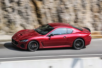 新形状のフロントバンパーやエアスプリッターによる空力性能の改善により、Cd値は先代モデルの0.33から0.32に低減された。