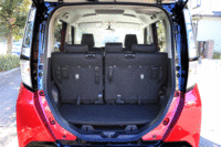 荷室には裏面に防汚シートが施されたフロアボードが備えられており、後席を倒して自転車などを積む際、シートバックを汚さずに済む。(写真をクリックすると、各種アレンジが見られます)