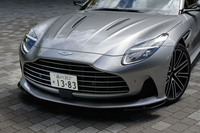 大きく変わったのはフロントマスク。伝統の凸字型グリルのサイズが拡大し、開口部のサイズが「DB11」より56%も拡大している。