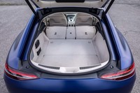 荷室容量は、通常使用時で461リッター。ゴルフバッグ2個を積載できるスペースを確保しているという。後席バックレストをすべて倒せば床面はフラットになり、最大1324リッターにまで容量を拡大可能。