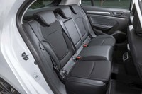 60:40分割可倒式の後席。前席と同様、レザー調の素材とファブリックで仕立てられている。センターの背もたれは左右席のアームレストを兼ねる。