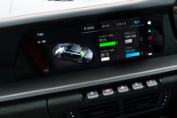 センタースクリーンではハイブリッドシステムの作動状況を確認できる。同じ速度で走っていてもドライブモードによってエンジンとモーターの駆動への参加度合いが変わるのが面白い。