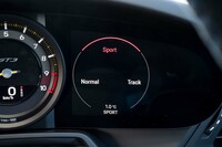 ドライブモードは「ノーマル」「スポーツ」の上に「スポーツプラス」がなく、いきなり「トラック」になる。