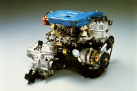 当初設定されていたエンジンは、74psの1.3リッター直4 SOHCと85psの1.5リッター直4 SOHCの2種類。後に115psを発生する1.5リッター直4 SOHCターボエンジンも用意された。