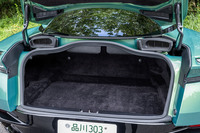 独立した荷室の容量は262リッター。トランクスルー機構などは備わらない。荷室の左右上部に奥行きのある小さな収納スペースも設置されている。