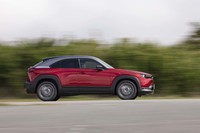 「MX-30」のサスペンション形式は、駆動方式にかかわらずフロントがマクファーソンストラット式、リアがトーションビーム式となっている。