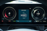 ドライブモードには好みの設定を組み合わせられる「マイドライブ」が加わった。この写真で分かるとおり、残りのバッテリー容量が29%で航続可能距離が142kmなので、やはり500km近くは走れそうな計算だ。