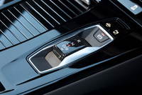 回生ブレーキによる減速度は、通常は1.5m/s以下の範囲で自動制御。ステアリングパドルを操作すると、回生なし(コースティング)、0.6m/s、1.5m/sの3段階で利きを調整できる。さらにシフトセレクターでBレンジを選ぶと、2.5m/sの強い制動がかかり、ブレーキを踏まずとも停車まで行われる。