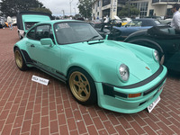 日本ではさほど話題になっていないけれど、中身を知ればがくぜんとなるレストモッドがこれ。その名も「TAGターボ911 by ランザンテ」。わずか14台のみ生産された「930ターボ」のレストモッドだが、エンジンはなんと実際にマクラーレンのF1マシンで使用されたV6ターボで、それぞれのエンジンにはドライバー名(例えばアラン・プロスト)や出走レースでの戦績(例えばモナコGP 1st)が記されている。