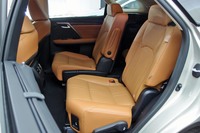 3列シート仕様車は、2列目がベンチシートの7人乗りに加えて、キャプテンシート(写真)の6人乗りもラインナップ。