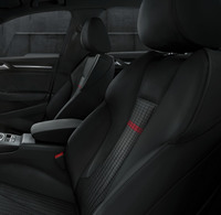 「A3ブラックスタイリング」の前席には赤のアクセントがあしらわれる。