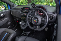 アルカンターラで覆われたメーターフードとダッシュボードパネルが目を引く「アバルト695トリビュート131ラリー」のコックピット。ステアリングホイールはアルカンターラとスポーツレザーのコンビデザインが採用される。