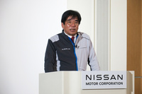 「ニッサン インテリジェント ファクトリー」の概要を説明する、日産自動車の坂本秀行副社長。