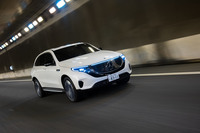 床下に80kWhのリチウムイオンバッテリーを搭載した「EQC」。一充電走行可能距離はWLTCモードで400kmとされている。