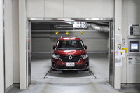 編集部が入居するビルの機械式駐車場に収まる「ルノー・カングー」の図。これから4泊5日、よろしく。