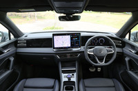 ひさしのない液晶メーターパネルと15インチサイズの大型センターディスプレイにより、すっきりしたデザインにまとめられたコックピット。ダッシュボードはソフトな素材で覆われており、質感も高い。