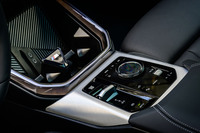 他の新世代BMWと同様にドライブモードはマイモードに置き換えられた。「X2」などのFF系モデルではなくなってしまったインフォテインメントシステム用のダイヤルが残されている。