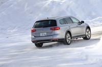 「パサート オールトラックTDI 4MOTIONアドバンス」の最低地上高は、ノーマルの「パサートヴァリアント」よりも30mm高い160mmとなる。