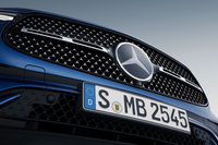 スターパターングリルや新デザインのフロントバンパーなどで表情がブラッシュアップされた新型「GLCクーペ」のフロントフェイス。