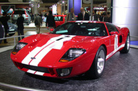 フォード100周年を記念してつくられた「フォードGT」は、往年のレースカー「GT40」を現代に蘇らせたモデルだ。ボディは、軽量&高剛性なアルミスペースフレームを採用。ミドシップに積まれる5.4リッターV8 DOHC32バルブは、スーパーチャージャーによって過給され、500psの最高出力を発生する。