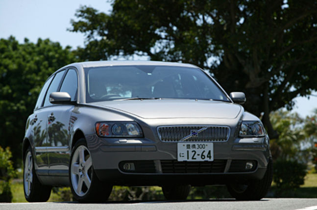 【スペック】V50 T-5:全長×全幅×全高=4515×1770×1450mm/ホイールベース=2640mm/車重=1480kg/駆動方式=FF/2.5リッター直5 DOHC20バルブターボ・インタークーラー付き(220ps/5000rpm、32.6kgm/1500-4800rpm)/価格=467万2500円(テスト車=同じ)