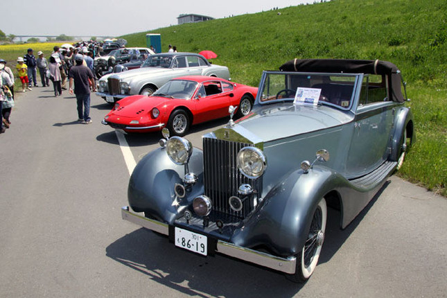 「ベビーロールス」と通称される1929年「ロールス・ロイス20hp」、1971年「ディーノ246GTB」、1964年「ベントレーS3コンチネンタル フライング・スパー」などが並んだゲスト車コーナー。このように約120台のクラシックカーがおよそ600mにわたって並べられていた。