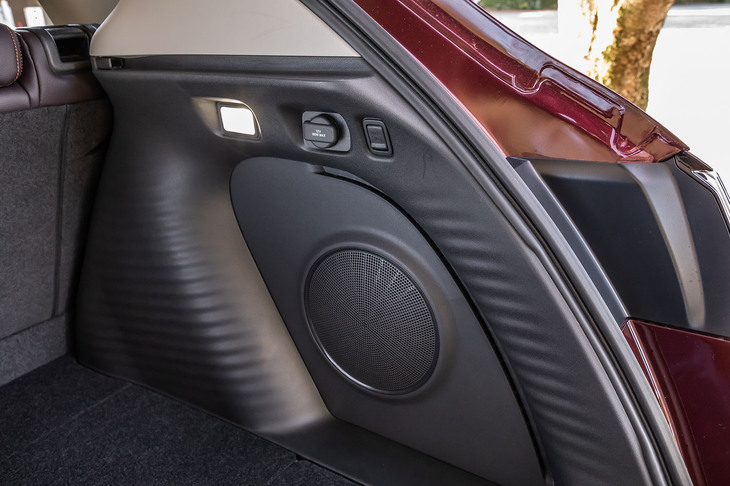 ホンダZR-V e:HEV Z(荷室右側面)